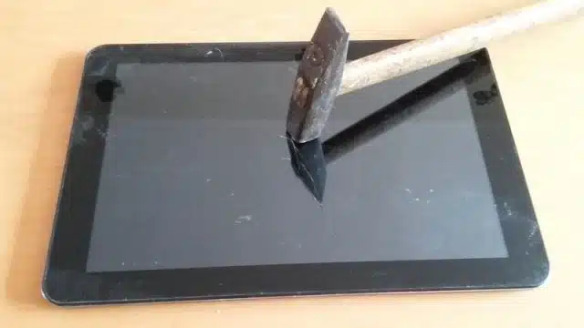 tablet+kladivo